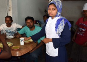 হোটেলে কাজ করছে টুম্পা।  